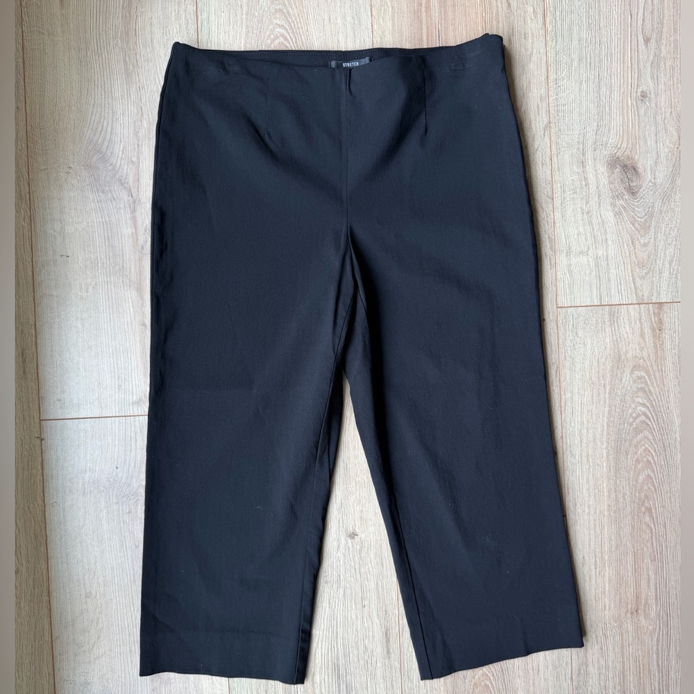 Straight-Leg Black Crapri Pants size 4